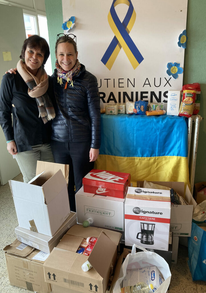 Huit cartons de denrées alimentaires collectées au profit de l’Ukraine