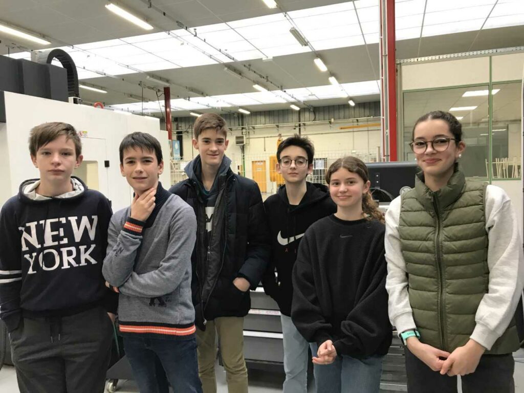 Six élèves de 4ème préparent une course de véhicule électrique miniature à l’IUT de génie mécanique de Dijon
