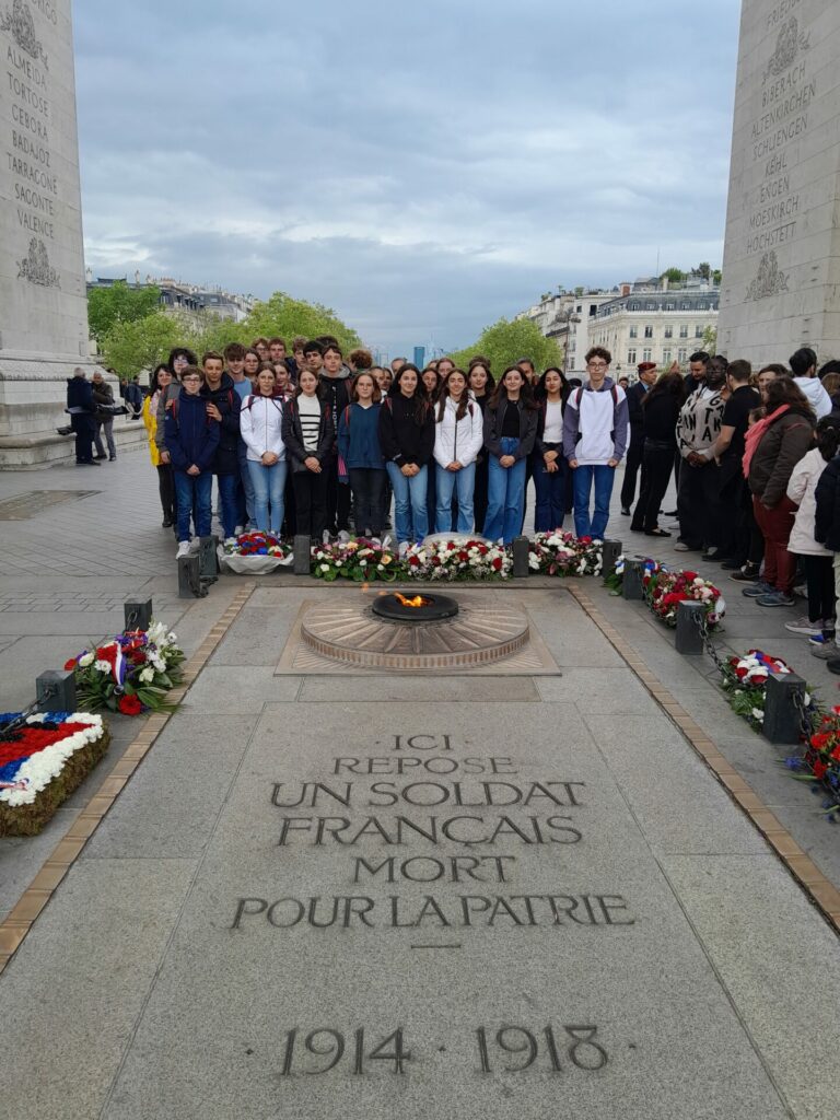 Ravivage de la flamme sous l’Arc de Triomphe à Paris par les élèves de 3ème