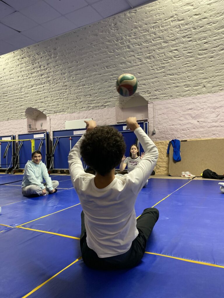 Initiation au volley assis pour les 2AEPA